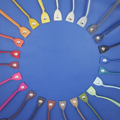 von 12 Uhr: Vanille, Weißgrau, Hellgrau, Dunkelgrau, Schwarz, Dunkelblau (matt), Blau, Petrol, Hellblau, Minze, Khaki, Milchkaffee, Taupe, Schokolade, Kaffee, Pflaume, Pink, Rosa (matt), Bordeaux (matt), Rot, Terrakotta, Mandarine, Gelb, Pomelo
