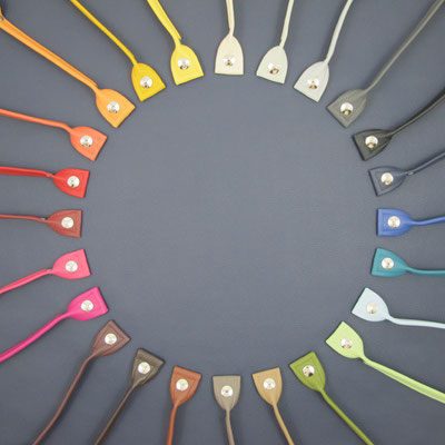von 12 Uhr: Vanille, Weißgrau, Hellgrau, Dunkelgrau, Schwarz, Dunkelblau (matt), Blau, Petrol, Hellblau, Minze, Khaki, Milchkaffee, Taupe, Schokolade, Kaffee, Pflaume, Pink, Rosa (matt), Bordeaux (matt), Rot, Terrakotta, Mandarine, Gelb, Pomelo