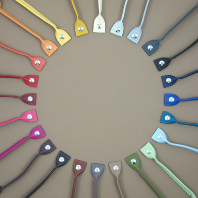 von 12 Uhr: Vanille, Weißgrau, Hellgrau, Dunkelgrau, Schwarz, Dunkelblau (matt), Blau, Petrol, Hellblau, Minze, Khaki, Milchkaffee, Taupe, Schokolade, Kaffee, Pflaume, Pink, Rosa (matt), Bordeaux (matt), Rot, Terrakotta, Mandarine, Gelb, Pomelo