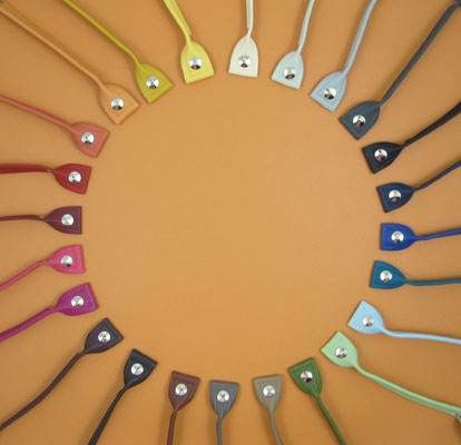 von 12 Uhr: Vanille, Weißgrau, Hellgrau, Dunkelgrau, Schwarz, Dunkelblau (matt), Blau, Petrol, Hellblau, Minze, Khaki, Milchkaffee, Taupe, Schokolade, Kaffee, Pflaume, Pink, Rosa (matt), Bordeaux (matt), Rot, Terrakotta, Mandarine, Gelb, Pomelo
