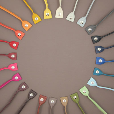 von 12 Uhr: Vanille, Weißgrau, Hellgrau, Dunkelgrau, Schwarz, Dunkelblau (matt), Blau, Petrol, Hellblau, Minze, Khaki, Milchkaffee, Taupe, Schokolade, Kaffee, Pflaume, Pink, Rosa (matt), Bordeaux (matt), Rot, Terrakotta, Mandarine, Gelb, Pomelo