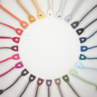 von 12 Uhr: Vanille, Weißgrau, Hellgrau, Dunkelgrau, Schwarz, Dunkelblau (matt), Blau, Petrol, Hellblau, Minze, Khaki, Milchkaffee, Taupe, Schokolade, Kaffee, Pflaume, Pink, Rosa (matt), Bordeaux (matt), Rot, Terrakotta, Mandarine, Gelb, Pomelo