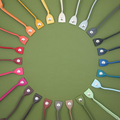 von 12 Uhr: Vanille, Weißgrau, Hellgrau, Dunkelgrau, Schwarz, Dunkelblau (matt), Blau, Petrol, Hellblau, Minze, Khaki, Milchkaffee, Taupe, Schokolade, Kaffee, Pflaume, Pink, Rosa (matt), Bordeaux (matt), Rot, Terrakotta, Mandarine, Gelb, Pomelo