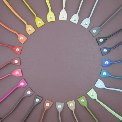von 12 Uhr: Vanille, Weißgrau, Hellgrau, Dunkelgrau, Schwarz, Dunkelblau (matt), Blau, Petrol, Hellblau, Minze, Khaki, Milchkaffee, Taupe, Schokolade, Kaffee, Pflaume, Pink, Rosa (matt), Bordeaux (matt), Rot, Terrakotta, Mandarine, Gelb, Pomelo