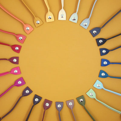 von 12 Uhr: Vanille, Weißgrau, Hellgrau, Dunkelgrau, Schwarz, Dunkelblau (matt), Blau, Petrol, Hellblau, Minze, Khaki, Milchkaffee, Taupe, Schokolade, Kaffee, Pflaume, Pink, Rosa (matt), Bordeaux (matt), Rot, Terrakotta, Mandarine, Gelb, Pomelo