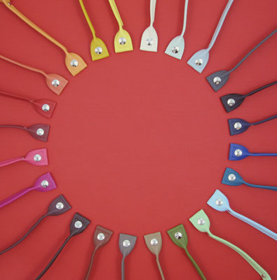 von 12 Uhr: Vanille, Weißgrau, Hellgrau, Dunkelgrau, Schwarz, Dunkelblau (matt), Blau, Petrol, Hellblau, Minze, Khaki, Milchkaffee, Taupe, Schokolade, Kaffee, Pflaume, Pink, Rosa (matt), Bordeaux (matt), Rot, Terrakotta, Mandarine, Gelb, Pomelo