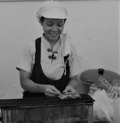 Die Satéspieß-Verkäuferin von Chiang Mai, Thailand