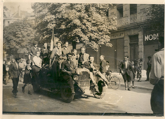 Groupe de maquisards de Chartreuse, Bd Gambetta le 22 août 1944 - photo Jack Lesage - coll. MRDI