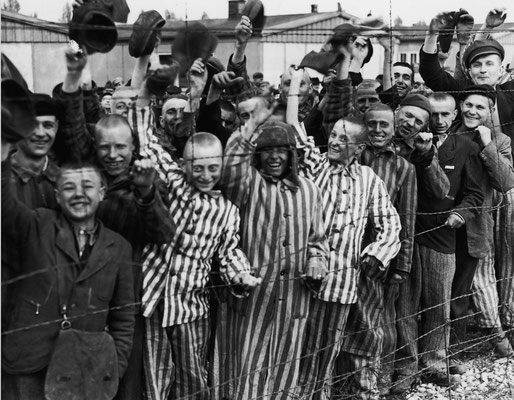 Détenus du camp de Dachau libéré acclamant les troupes américaines. Allemagne, 29 avril 1945. © United States Holocaust Memorial Museum