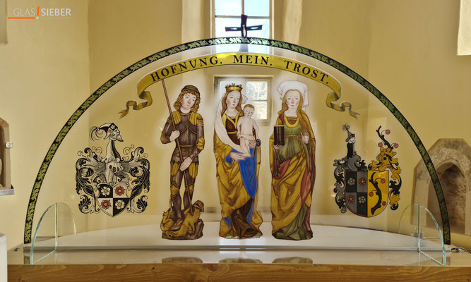 Altarbogen Söllmnitz nach historischem Schnitzaltar, mit Wappen