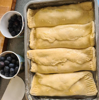 Schwarzbeermaultaschen aus Hefeteig