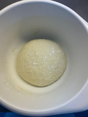 Hefeteig herstellen (Mehl, Salz, Hefe, Wasser) ruhen lassen