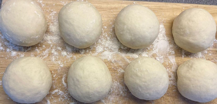 Bällchen formen, ruhen und gehen lassen