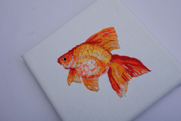 「Gold fish」、10×10cm、刺繍