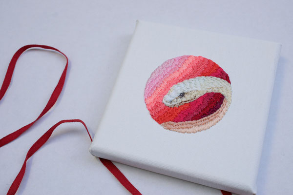 「巳年」10×10cm、刺繍
