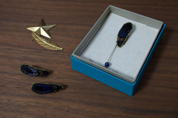 羽根のブローチと天然石付きイヤリング