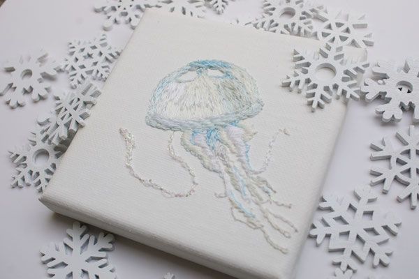 「くらげ」10×10cm、刺繍