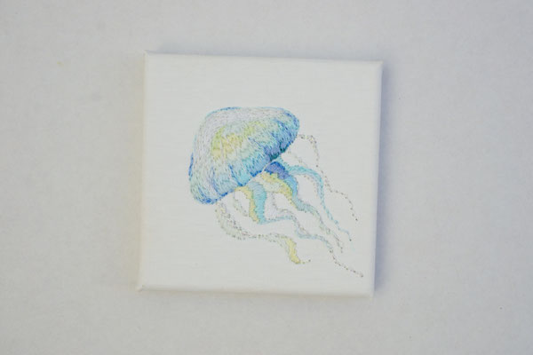「クラゲ」10×10cm、刺繍
