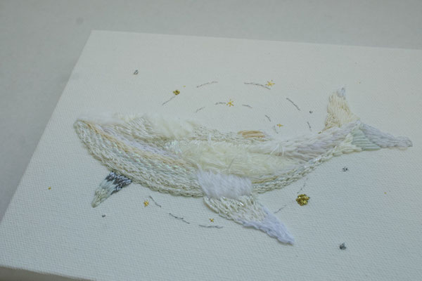 「Whale's Universe」、14×18cm、刺繍