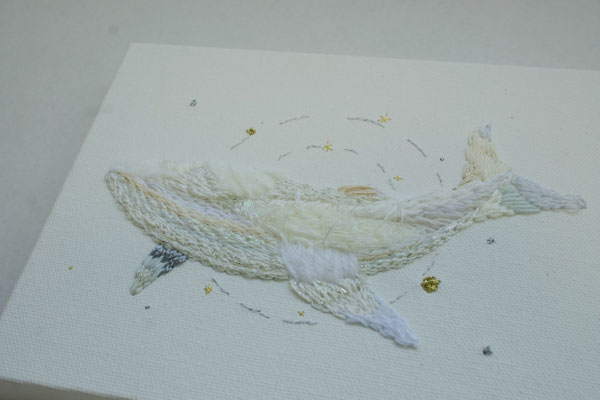 「Whale's Universe」、14×18cm、刺繍