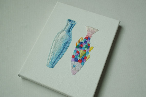 「魚とビン」18x14cm、刺繍