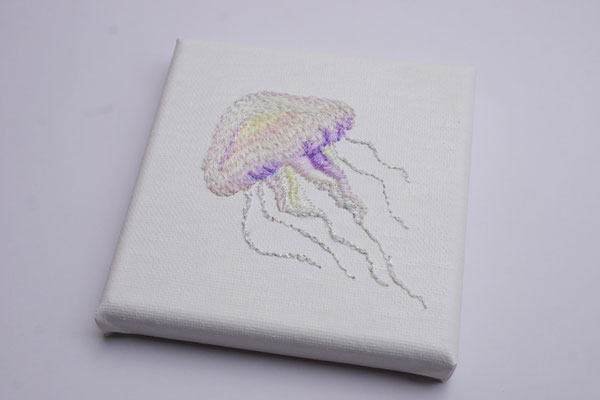 「クラゲ」、10×10cm、刺繍、雲母