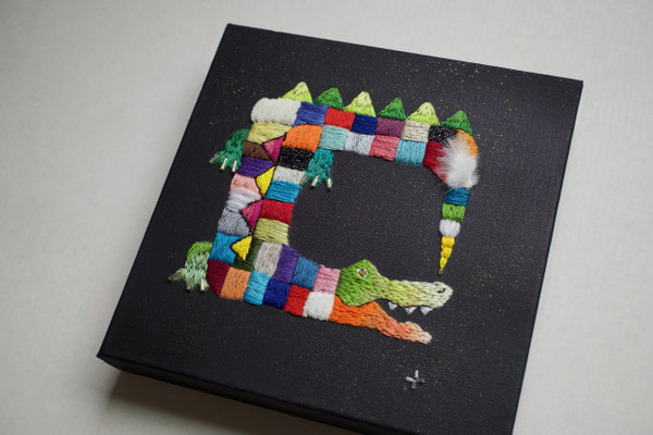 「ワニ」、20×20cm、刺繍、アクリル、雲母
