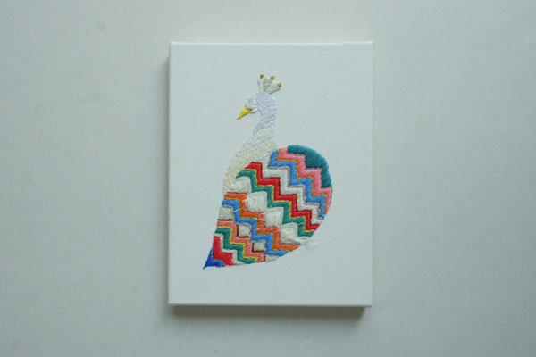 「White Peacock」、18×14cm、刺繍