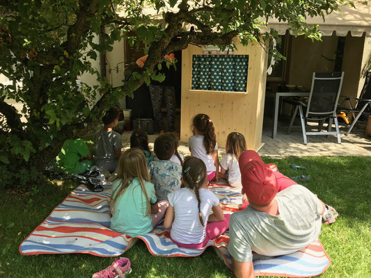 Kinderparty im Garten mit Kasperlitheater