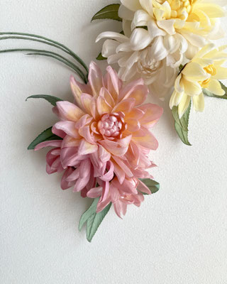 aiko着！ アトリエ染花 × mother 勲章ブローチ tumugu:×アトリエ染花】ブローチ Ivory – miel ONLINE SHOP