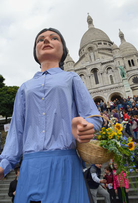 Sylvie au pieds de la Basilique du Sacré-Coeur de Montmartre (Octobre 2019)