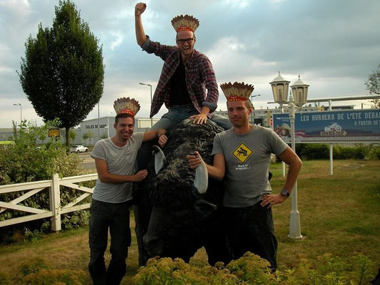 Wouter, Bobby and me killing a bull   © Bobby