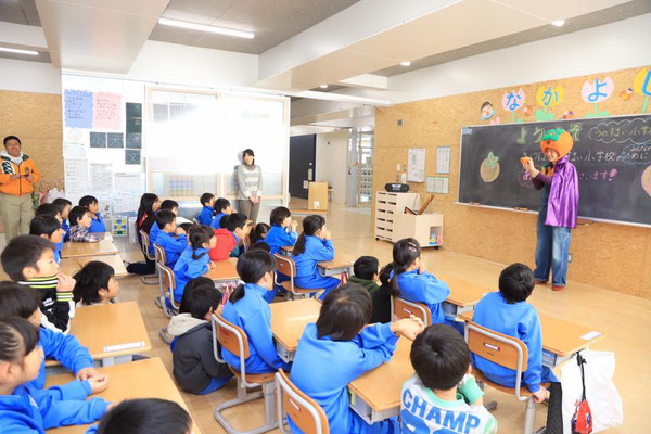 鵜住居小学校でハロウィン柿について説明