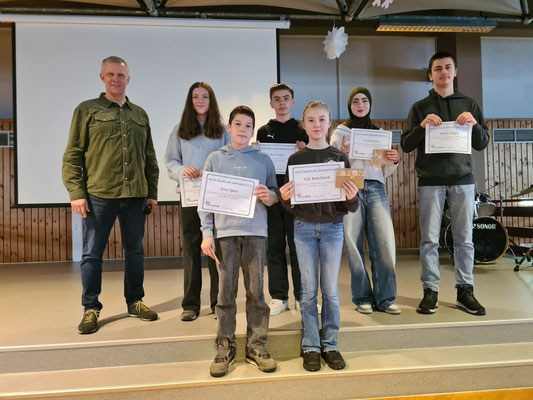 Die Jahrgangsbesten: Johanna Adler (7c), Joey Spies (5c), Ben Wetter (8b), Lilli Birkelbach (6d), Cyrine Jesry (9a) und Samir Isajew (10c).