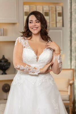 Brautkleid Hochzeitskleid große Größe Curvy Tattoospitze langer Arm  Tüll vorne