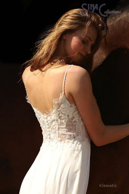 Brautkleid Hochzeitskleid mit transparenter Spitze und Chiffonrock hinten