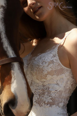 Brautkleid Hochzeitskleid mit transparenter Spitze und Chiffonrock vorne