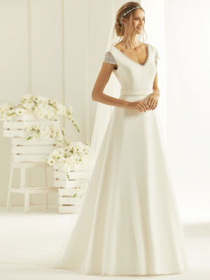 Brautkleid schlicht mit Ärmchen vorne