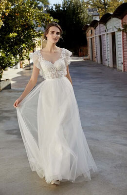 Vintage Brautkleid mit kleinen Punkten im Softtüll, Spitze und Volantärmelchen vorne