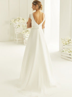 Brautkleid schlicht mit Ärmchen hinten
