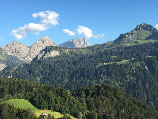 Blick aufs Partnomhorn, im Hintergrund die Rote Wand