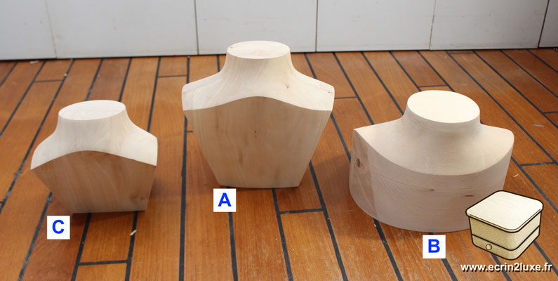 Buste boisPendentif  garniture joaillière, ensemble ornemental