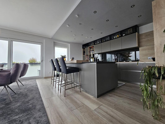 Moderne Küche mit Barlösung