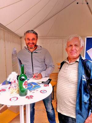 Der deutsche Ski-Rennfahrer Gerd Schönfelder verteilt Autogramme.