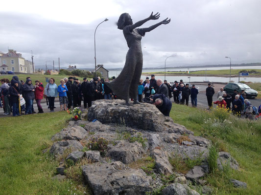 2011 “Waiting on Shore”, eine Bronze‑Statue in Rosses Point