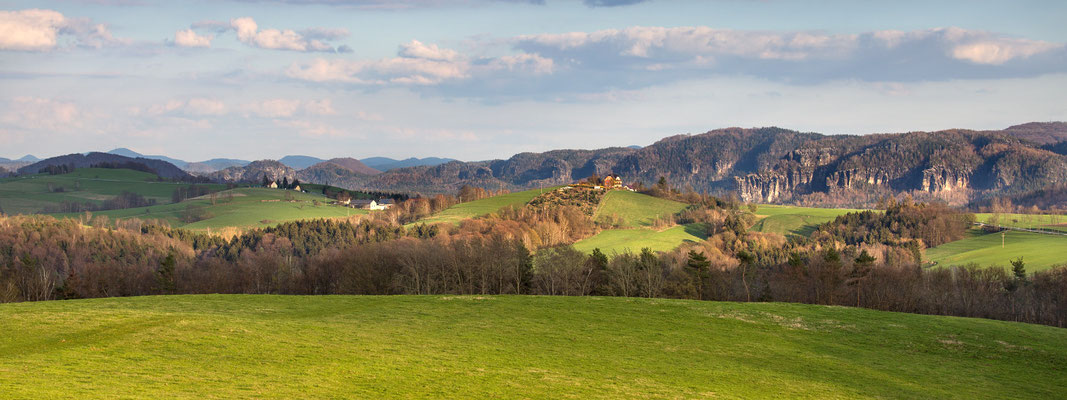 Vom Hankehübel in Goßdorf sieht man dieses Panorama. v.r.: Affensteine, hintere Sächsische Schweiz, Lausitzer Bergland (Böhmen/Sudety)