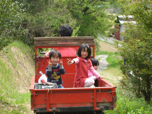 運搬機に乗っている子供たちの写真