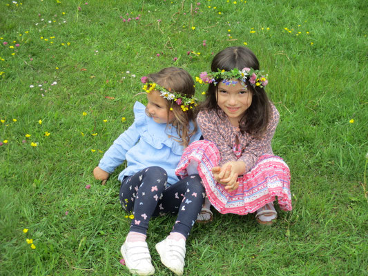 Unsere Blumenkinder haben viel Spaß im weitläufigen Garten