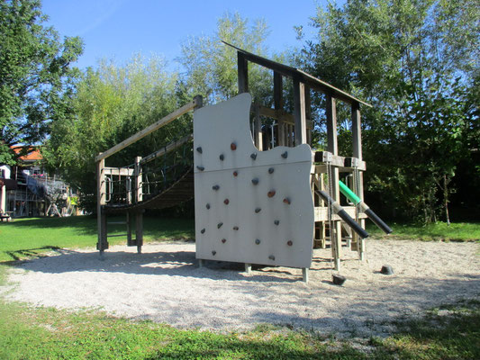 Klettergerüst mit Hängebrücke