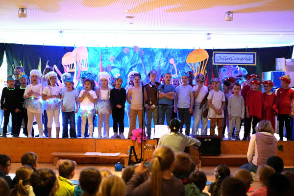Der Chor singt
